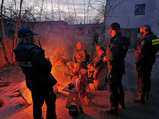Koszalińscy policjanci wspólnie z funkcjonariuszami Straży Miejskiej zorganizowali akcję ukierunkowaną na udzielanie pomocy osobom bezdomnym.