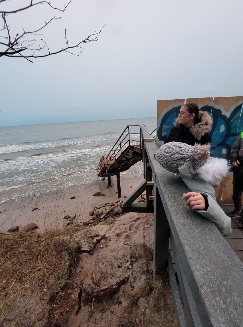 Nie ma zejścia schodami prowadzącymi na plażę w Przewłoce, w...