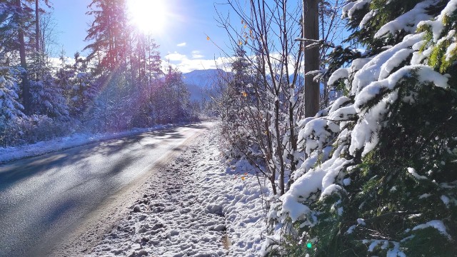 Malownicza droga na Podhalu - z Murzasichla na Brzeziny i dalej do Zakopanego. Szczególnie malowniczo wygląda teraz - gdy spadł śnieg i świeci słońce