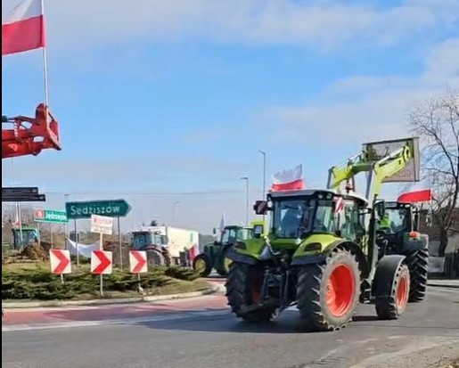 Świętokrzyscy rolnicy ciągle protestują na rondzie w Nagłowicach. W czwartek przyjechał do nich wicewojewoda Michał Skotnicki
