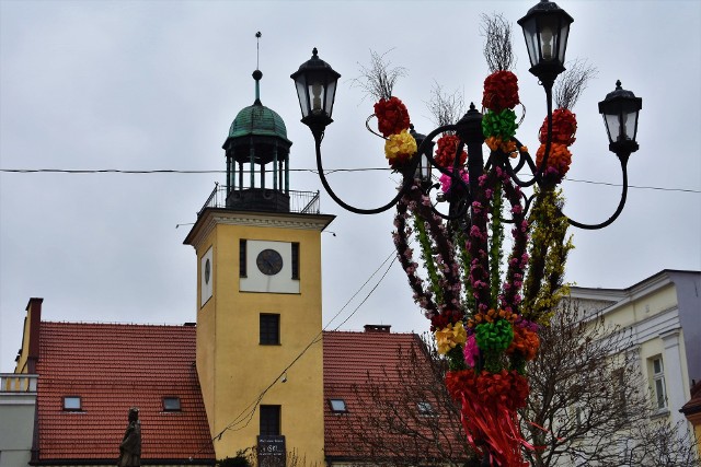 Rybnik szykuje się na Wielkanoc. Na rynku są już pierwsze ozdoby. Rozkładają się jarmarkowe "domki"