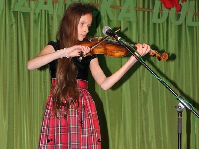 Na scenie Weronika Strzempa ze Szkoły Podstawowej w Ulanowie, która zajęła pierwsze miejsce w kategorii solistów w wieku od 11 do 13 lat.