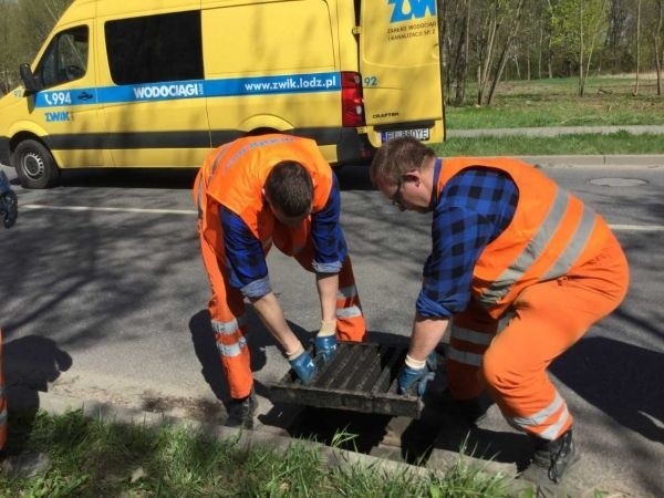 Uważajcie! W nocy ukradziono 16 włazów do studzienek! To jest niebezpieczne dla pieszych, aut i rowerzystów [FILM, zdjęcia]