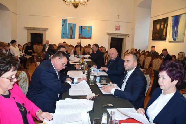 Podczas sesji powołano komisję, która sprawdzi, czy radni z Szydłowca naruszyli ustawę o samorządzie gminnym w zakresie prowadzenia działalności gospodarczej.