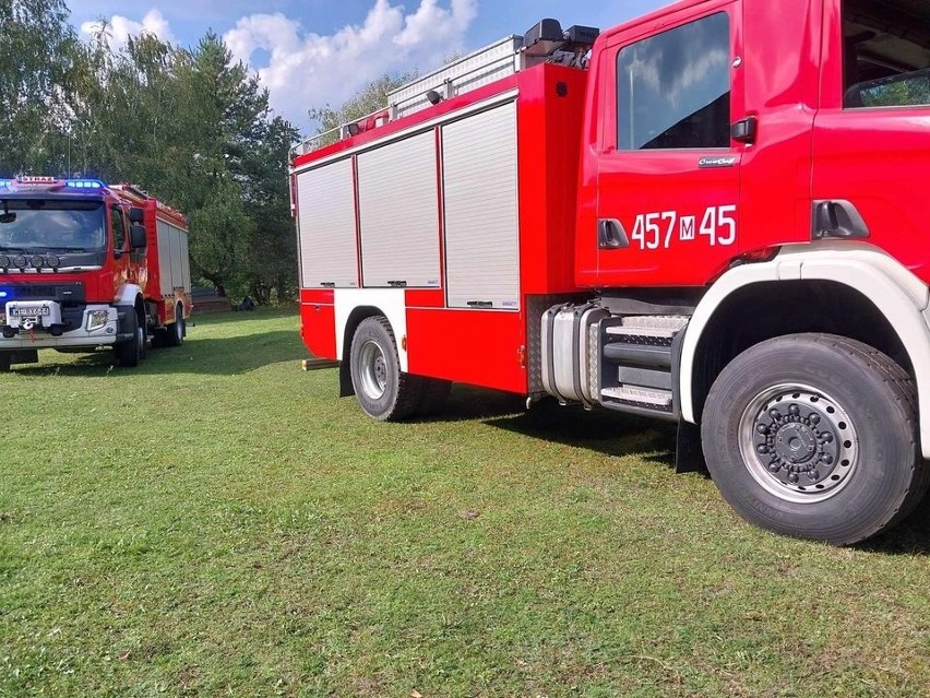 Niezwykła akcja ratunkowa w Kośminie, w gminie Grójec. Strażacy ratowali konia, który wpadł do głębokiego zbiornika z wodą