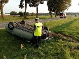 Wypadek na DK61. Grzymały Szczepankowskie. Dwa pojazdy wylądowały w rowie [ZDJĘCIA]