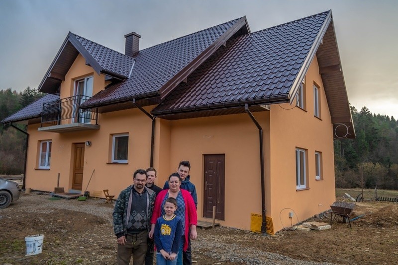 Brończykowie przeżyli dwa pożary. Dziś mieszkają w nowym domu, który pomogliśmy wybudować