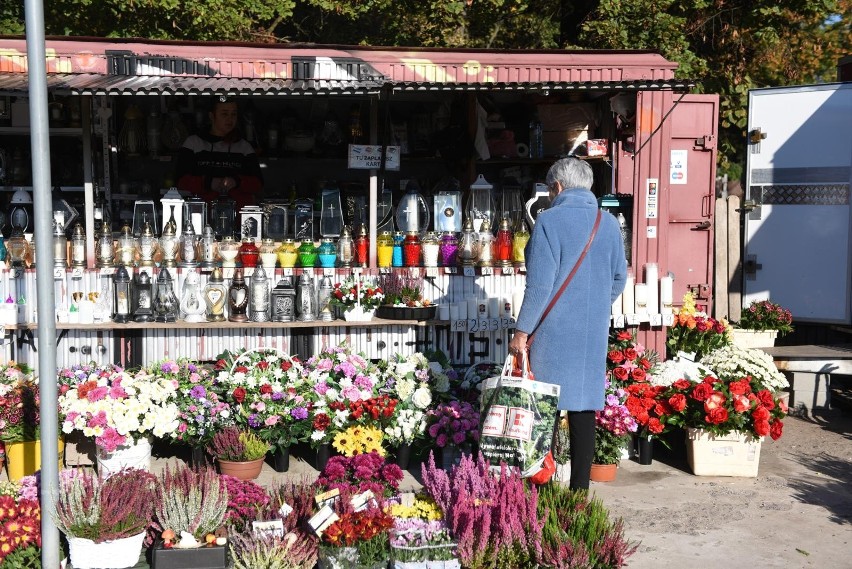 09.10.2021 torun znicze i kwiaty przed cmentarzem na...