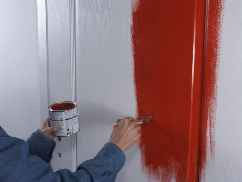 Po wyschnięciu farby podkładowej, malujemy drzwi na wybrany...