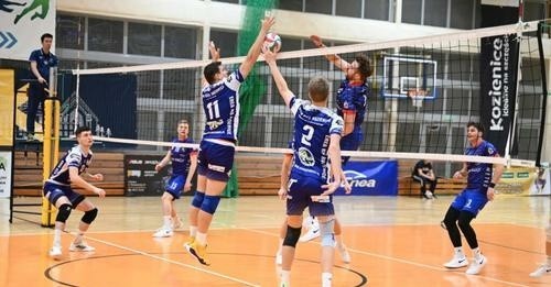 Siatkarze KKS Kozienice odrobili część start i dlatego pozostają w walce o awans do 1. ligi. W trzecim meczu play - off kozieniczanie ograli Matro Warszawa.