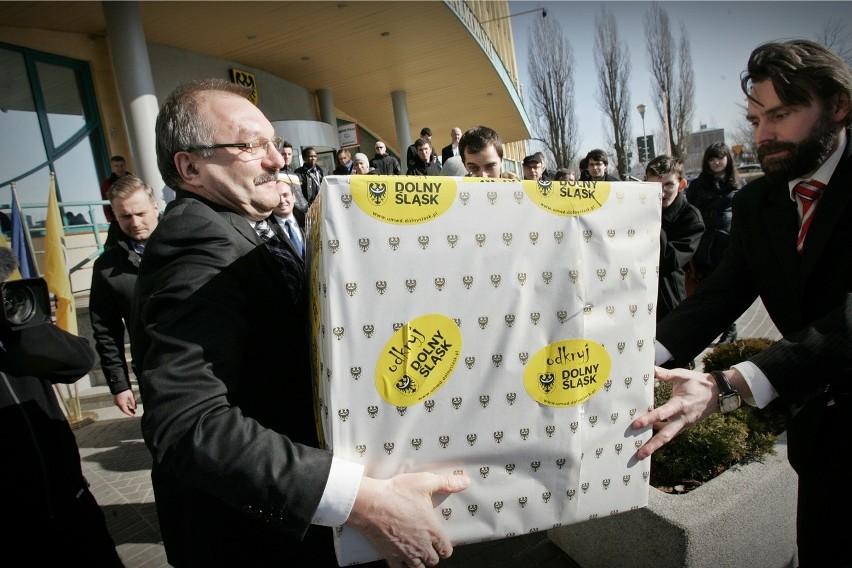 W poniedziałek marszałek Cezary Przybylski (z lewej) i jego...