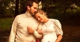 Lara Gessler i Piotr Szeląg wzięli ślub na chwilę przed porodem! Skromna sukienka zachwyciła internautów