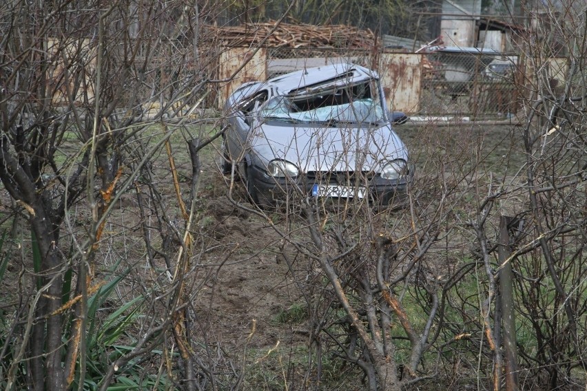 Wypadek pod Trzebnicą. Opel dachował i wpadł na posesję (ZDJĘCIA)