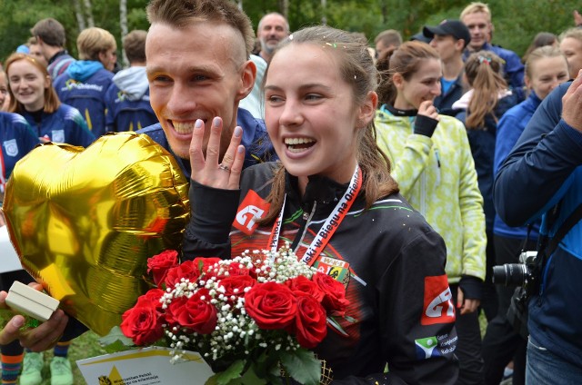 Rafał Podziński oświadczył się Weronice z WKS Śląsk Wrocław, a oświadczyny zostały przyjęte.