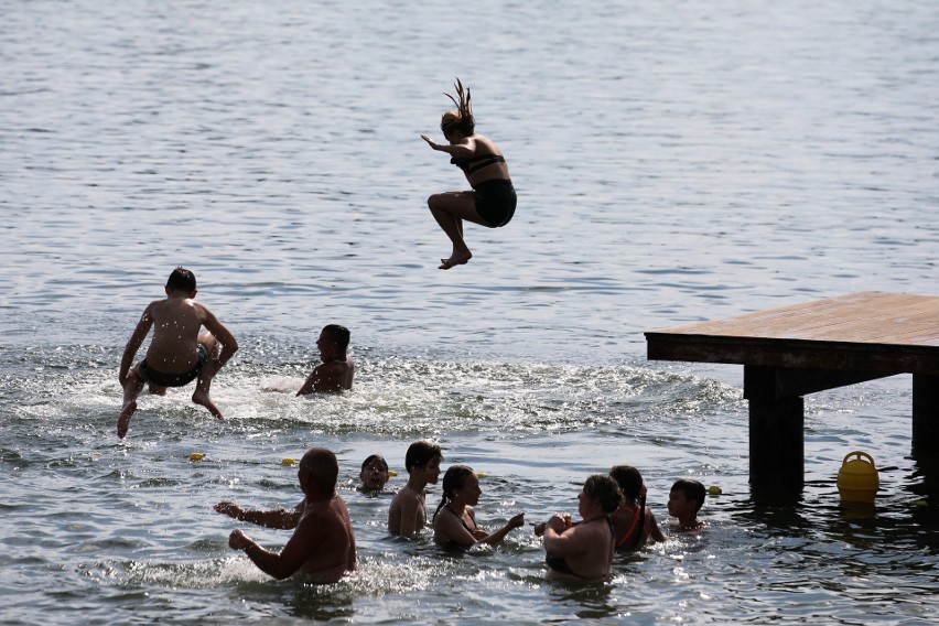 Krakowianie plażują w mieście. Letni sezon nad Bagrami w pełni [ZDJĘCIA]