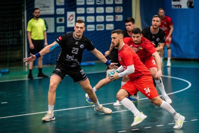 Handball Stal Mielec (czarne stroje) minimalnie przegrała z Azotami Puławy