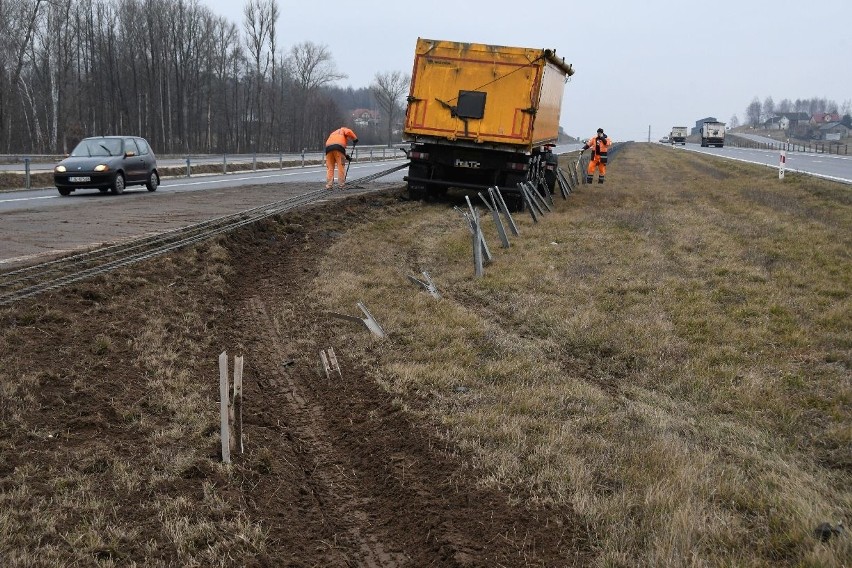 Groźnie na siódemce koło Chęcin. W ciężarówce wystrzeliła opona [ZDJĘCIA, WIDEO] 