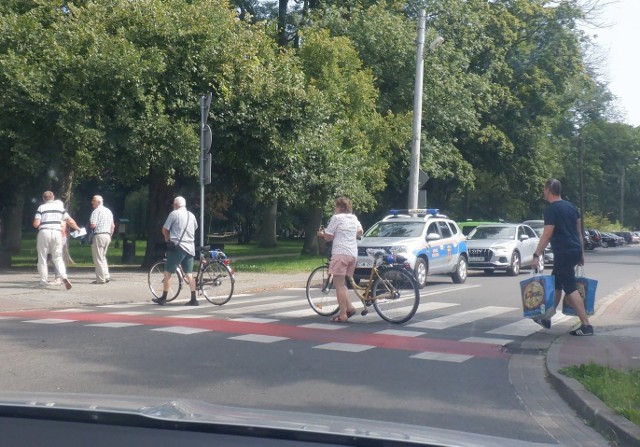 Na przejeździe rowerowym (jak na zdjęciu) nie trzeba zsiadać z siodełka, można przejechać. Jednak ci rowerzyści byli wyjątkowo ostrożni i przeszli po zebrach.