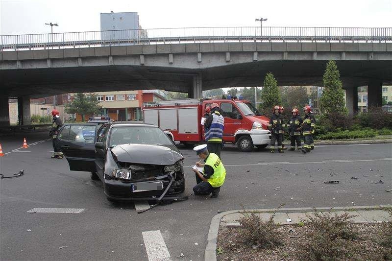 VW polo zderzył się z toyotą yaris.