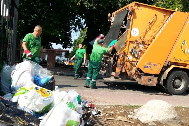 Pracownicy PGK odebrali śmieci, które zostawili mieszkańcy ul. Ogrodowej. Przy kamienicy pojawiły się pojemniki na odpadki.