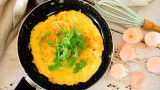 Omlet – przepis na słodko i na słono. Jak zrobić omlet?