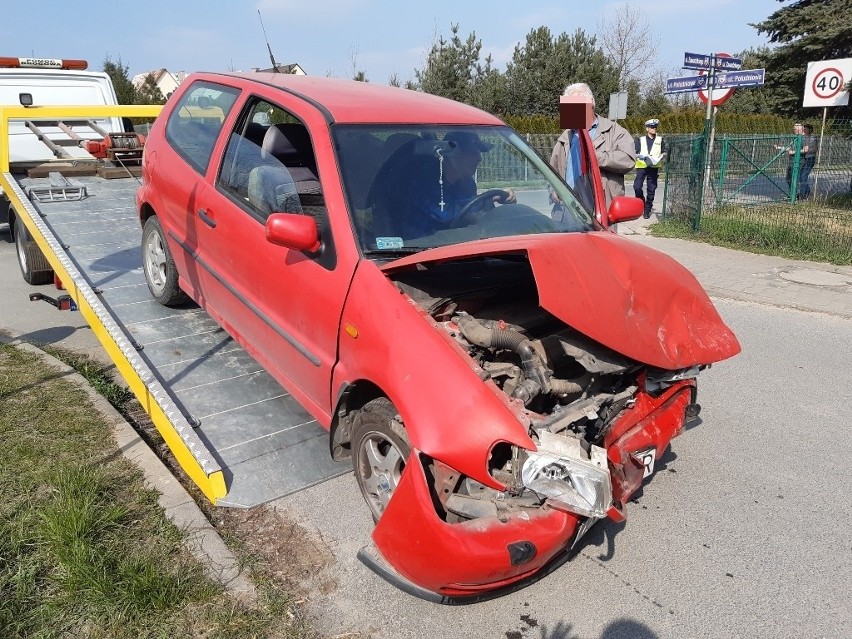 Wypadek dwóch samochodów w Długołęce. Starszy mężczyzna w volkswagenie nie ustąpił pierwszeństwa (ZDJĘCIA)