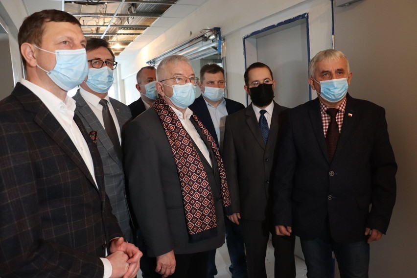 Od lewej: dyrektor szpitala Rafał Krupa, starosta Dariusz...
