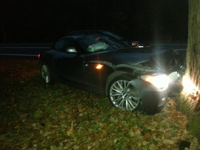 18 listopada 2014 r. Krajowa 6. BMW Z4 cabrio uderza w drzewo
