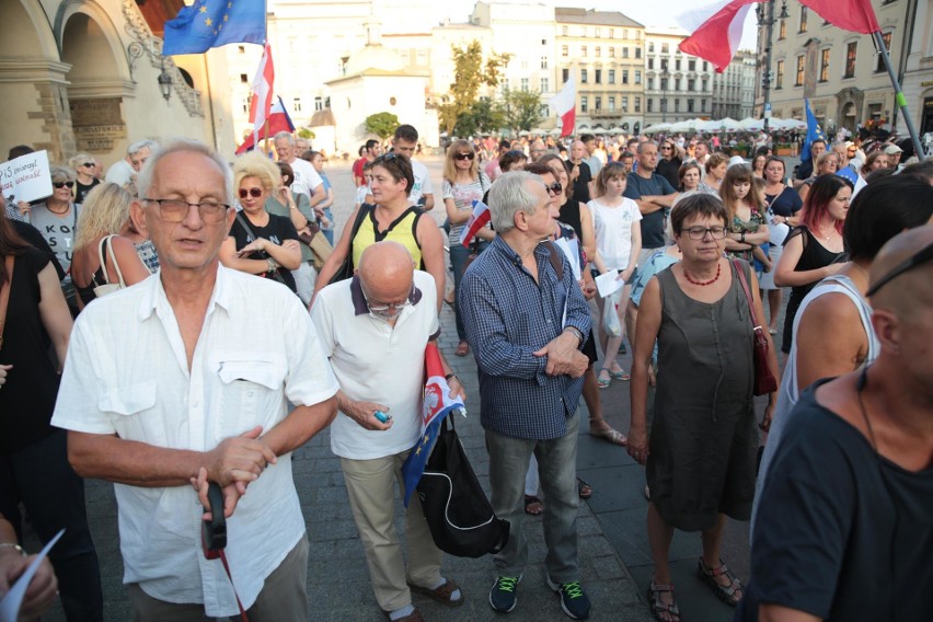 Na krakowskim Rynku znów zapłonęło światełko dla sądów [ZDJĘCIA]