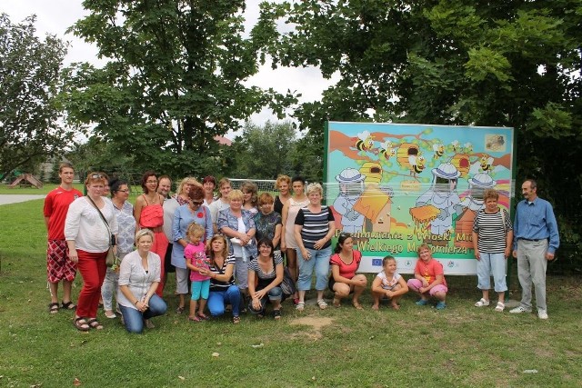 Pamiątkowa fotka przy miodowej tablicy, przed ruszeniem w teren.