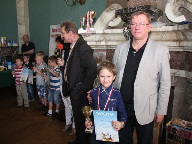 Tomasz Stefaniak, prezes Świętokrzyskiego Związku Szachowego, z Piotrem Paździerzem, laureatem pierwszego miejsca w kategorii do lat 7. 