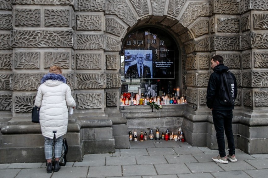 Żałoba na ulicach Gdańska. Modlitwy, kwiaty i znicze w różnych częściach miasta. Mieszkańcy oddają hołd Pawłowi Adamowiczowi [zdjęcia]