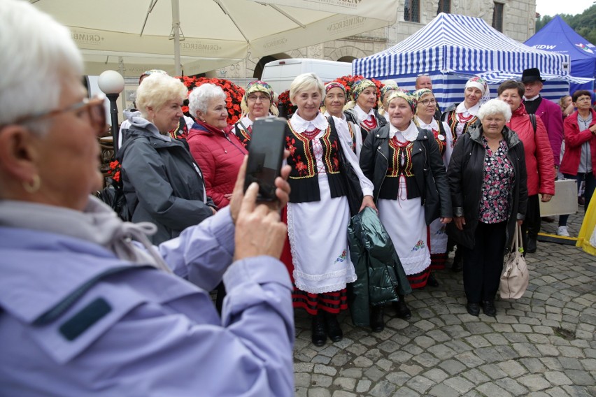 W Kazimierzu Dolnym tańcują i śpiewają. Trwa 55. Festiwal Kapel i Śpiewaków Ludowych. ZOBACZ ZDJĘCIA          