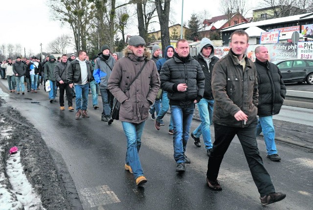 Górnicy blokowali rondo prowadzące w stronę Wodzisława i utrudniali jazdę w kierunku Rybnika