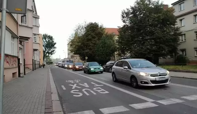 Powrót wydzielonego pasa dla autobusów, taksówek i rowerów, oznacza, że jazda samochodem po tej części jezdni może skończyć się mandatem.