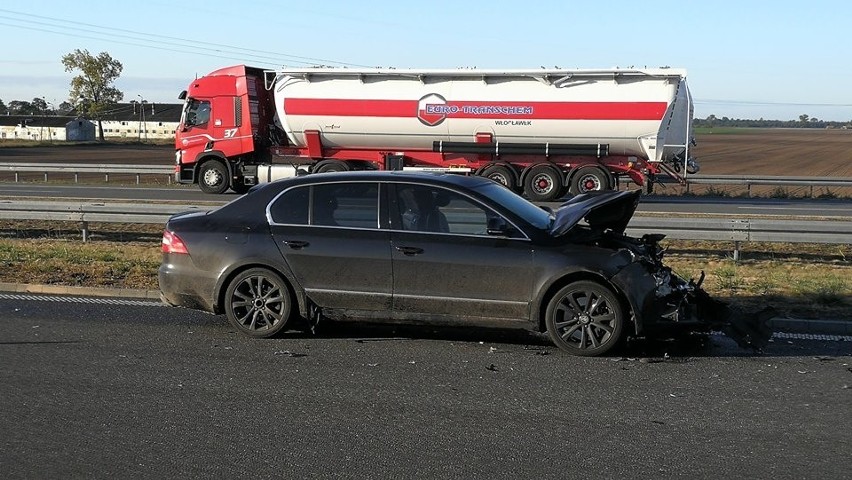 Wypadek pojazdu marki skoda z ciężarówka na autostradzie A1...