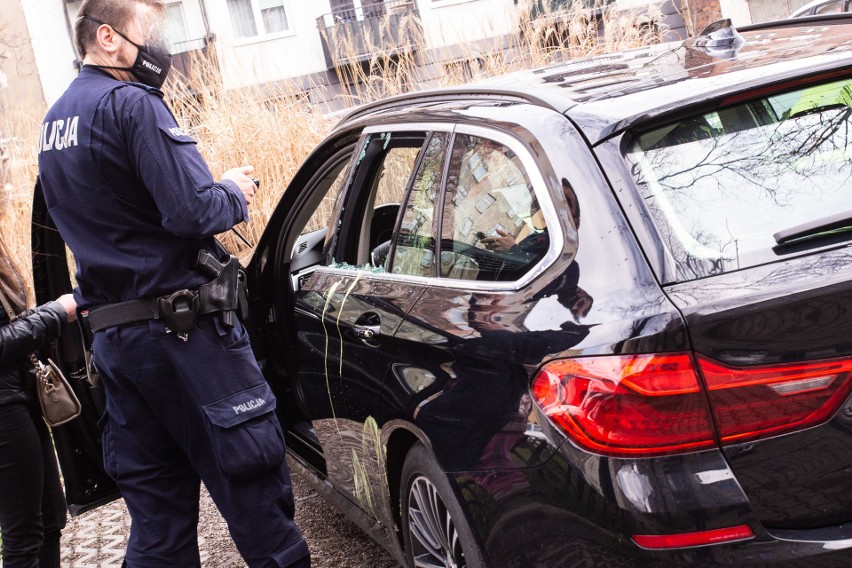 Zdewastowane BMW na jednym z podwórek na Nadodrzu