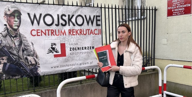 Marianna Schreiber pod urzędem Wojskowego Centrum Rekrutacji Warszawa-Mokotów