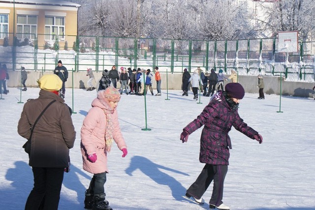 Co roku jeżeli jest okazja to przy szkole podstawowej nr 1 w Sokółce wylewane jest lodowisko.