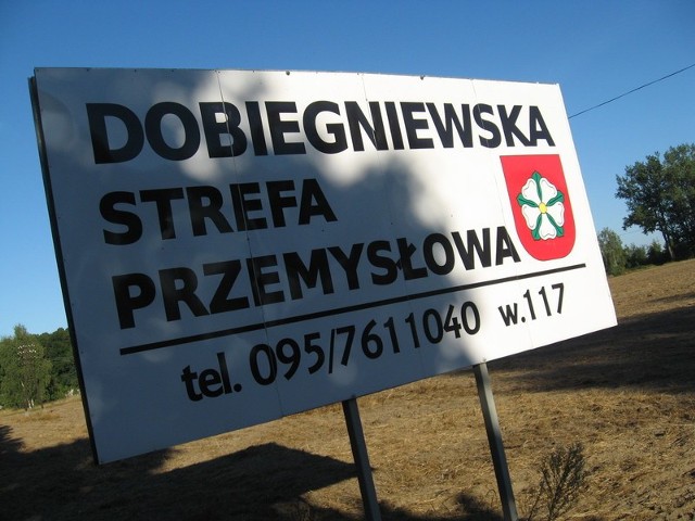 Tablica z hasłem Dobiegniewska Strefa Przemysłowa widnieje tu od blisko dwóch lat. I od tego czasu nic się nie zmienia w jej otoczeniu.