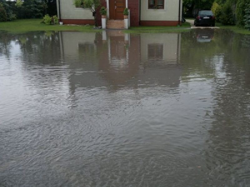 Wielka kasa i&#8230; bubel. Woda zalewa posesje przy drodze w gminie Sitkówka - Nowiny 