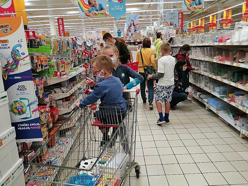 W handlową niedzielę kupowano głównie szkolne artykuły ZDJĘCIA