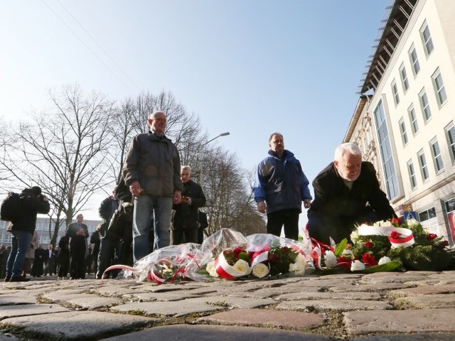 Na rondzie Ofiar Katastrofy Smoleńskiej delegacja PiS oraz zwykłych ludzi składają kwiaty i znicze.