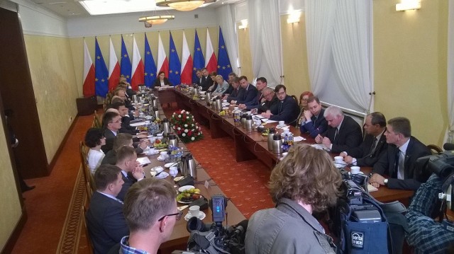 Premier Ewa Kopacz prowadzi posiedzenie Rady Ministrów w Białymstoku