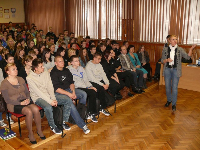 Elżbieta Łukacijewska, poseł do Parlamentu Europejskiego, na spotkaniu z uczniami szkoły "przy basenie&#8221;.