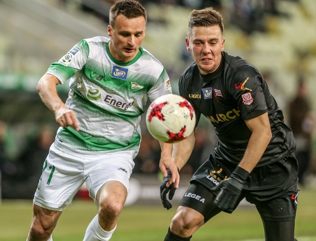 Jaroslav Mihalik (Cracovia, z prawej) i Sławomir Peszko (Lechia)