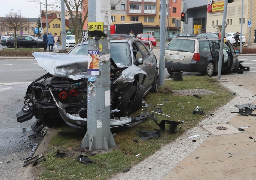 Groźny wypadek na ulicy Chrobrego w Radomiu. Przy Galerii Słonecznej zderzyły się dwa samochody. Jedna osoba została ranna