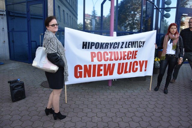 Kilkudziesięciu pracowników częstochowskiej pomocy społecznej i Powiatowego Urzędu Pracy wzięło udział w pikiecie pod Urzędem Miasta w Częstochowie