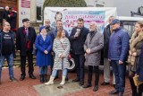Samorządowcy wsiedli do żuka, aby promować w Sandomierzu i Tarnobrzegu charytatywny koncert dla ciężko chorej Julii Skurskiej
