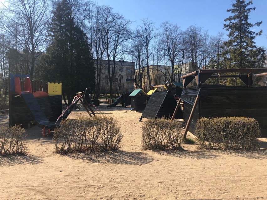 Strażnicy miejscy ofoliowują place zabaw, siłownie...